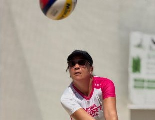 Atleta dando um toque na bola