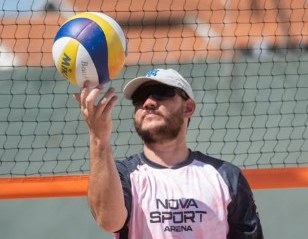 Jogador da Nova Sport Arena com a bola na mão