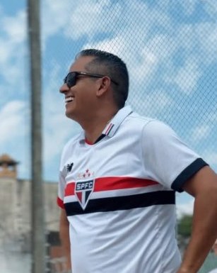 Jogador sorrindo na arena
